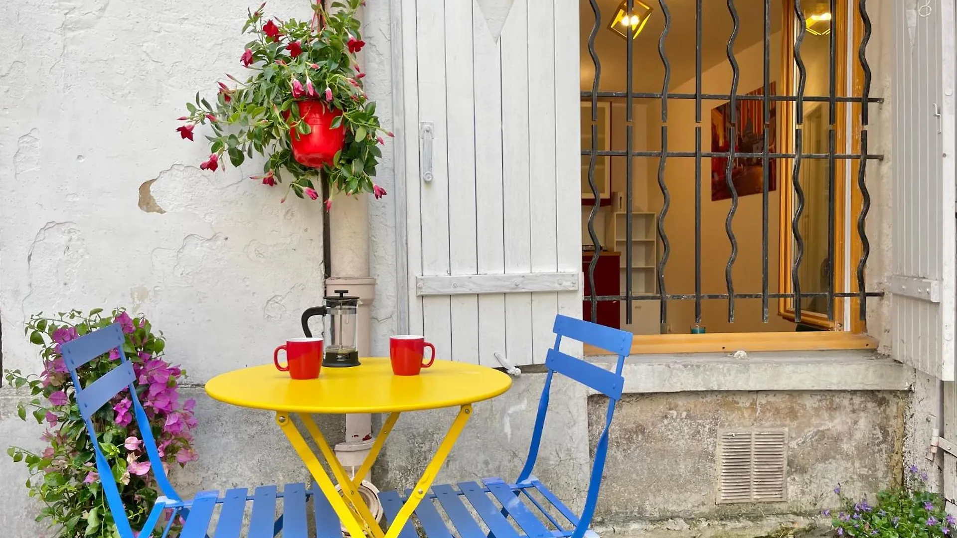 Heart Of Montmartre Cute & Cozy location